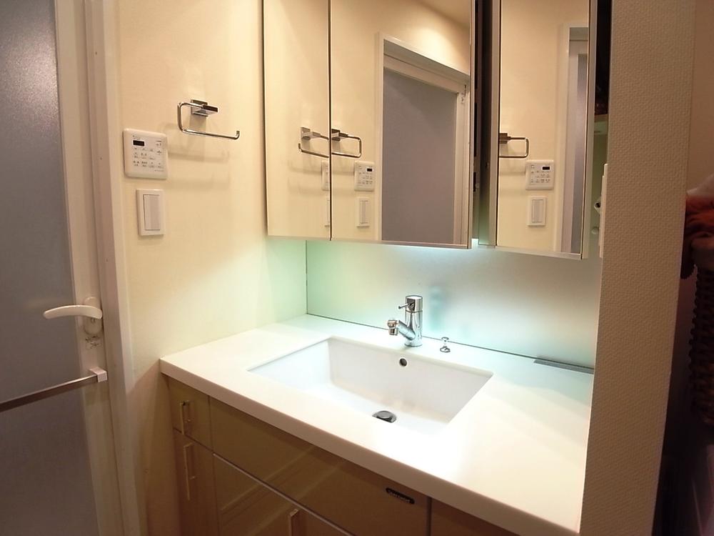 Wash basin, toilet. Indoor (10 May 2013) Shooting