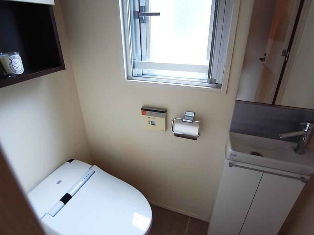 Toilet. Indoor (10 May 2013) Shooting