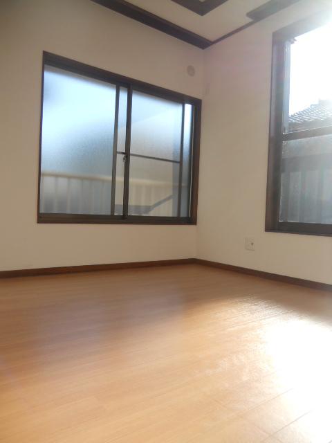Non-living room. It has become on the second floor room that Shanshan and light plug.