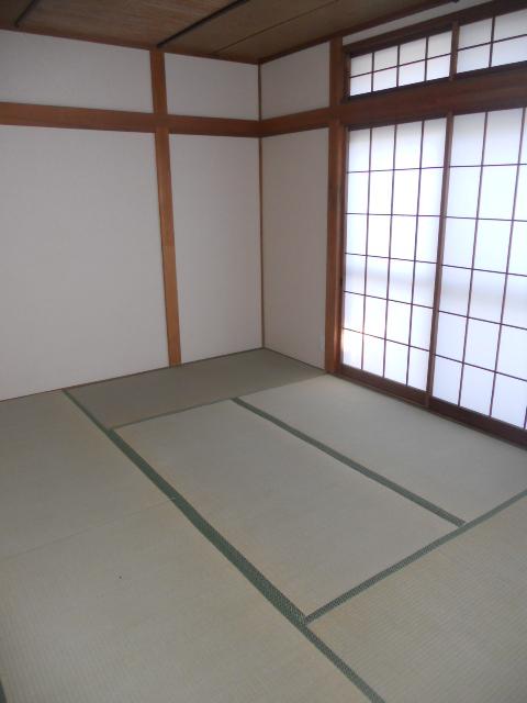 Non-living room. First floor Japanese-style room is you can use it as a drawing room.