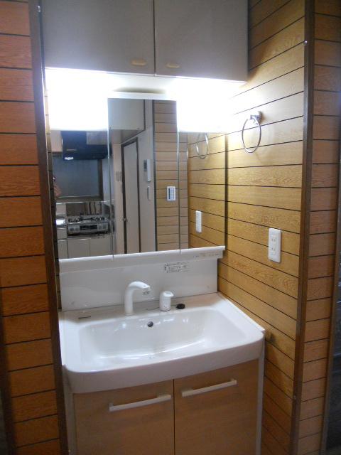 Wash basin, toilet. It is a three-sided mirror vanity with storage capacity.