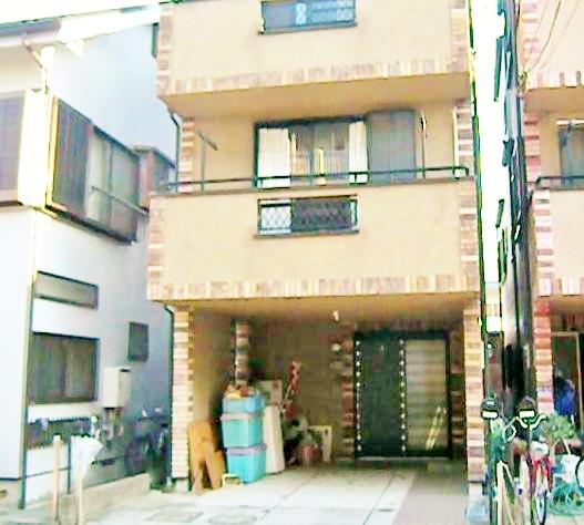 Local appearance photo. It is a large garage. 