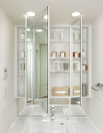 Bathing-wash room.  [Vanity triple mirror type] It has adopted a convenient three-sided mirror type in, such as shaving makeup and beard. Since the storage of Kagamiura has become on the shelves of the movable, Accessories can also be put away in the beautiful, such as. Also, Mirror of the center has become with cloudy shut.