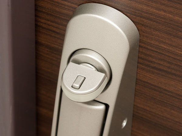 Security.  [Crime prevention thumb turn (switch type thumb)] Thumb turn (locking on the indoor side of the entrance door ・ Knob is rotated at the time of unlocking) adopted the "switch type of thumb.". Against incorrect tablets called "thumb turning", And it exhibits a high crime prevention.