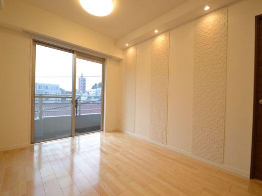 Living. Corner room with a sense of openness