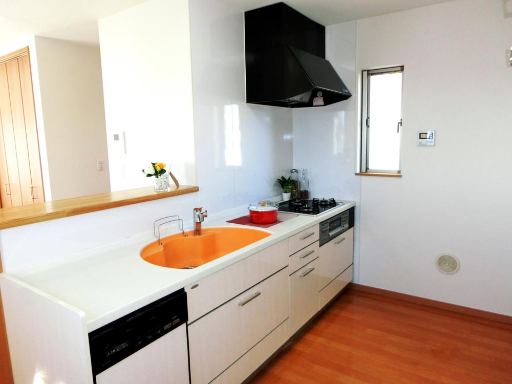 Kitchen. The color of the kitchen is the confirmation of the popularity of white-collar size is, Are you sure you want the role of mom?