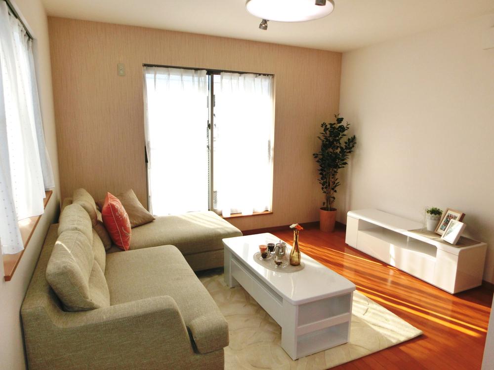 Living. Living, 17.3 Pledge of is the size. I think you can also check the photo, The room is bright, Day was also good!