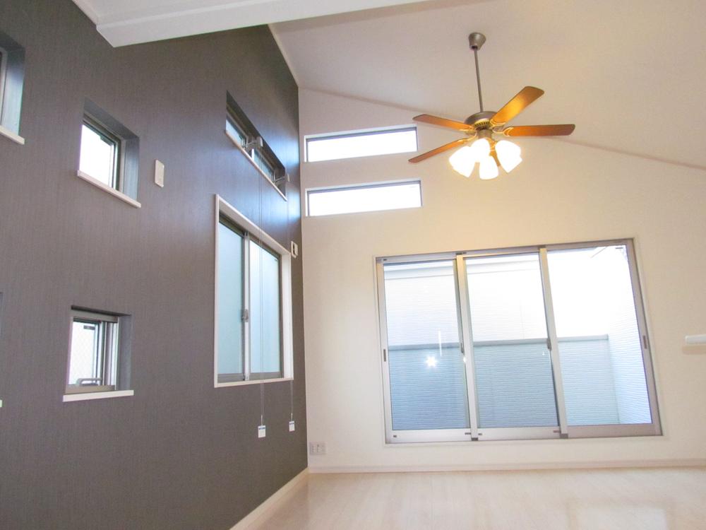 Living. Lighting installation with a fan in the living