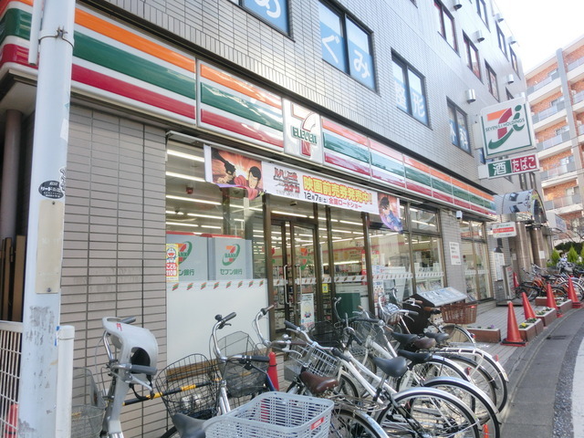 Convenience store. 914m to Seven-Eleven (convenience store)