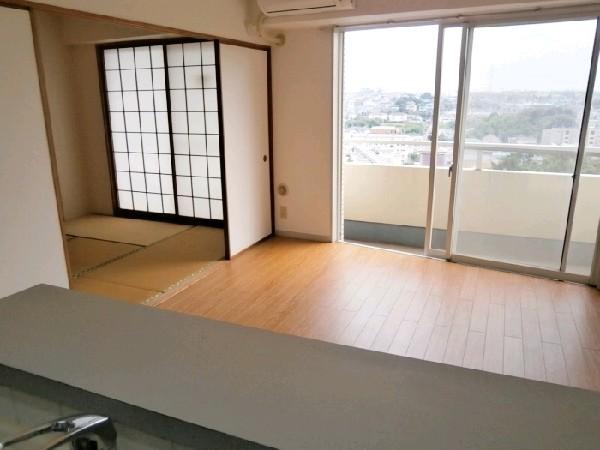 Living. It is between the Japanese and tie