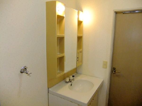 Wash basin, toilet. Wash basin