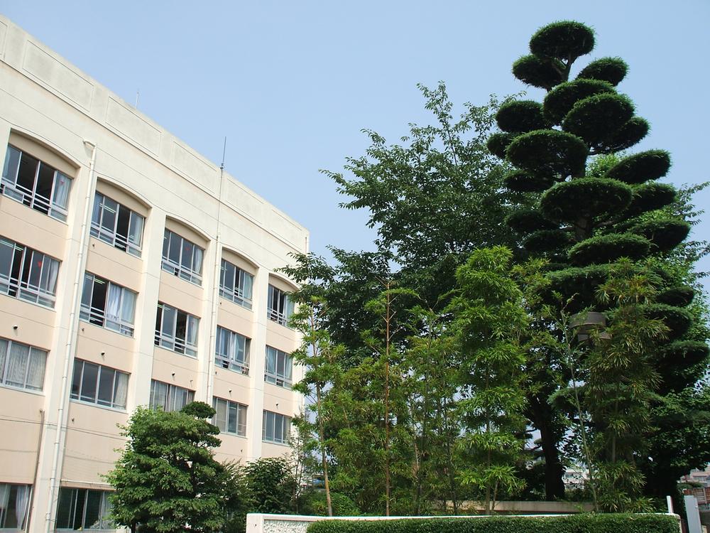 Junior high school. West Takatsu 7-minute walk from the 560m junior high school until junior high school