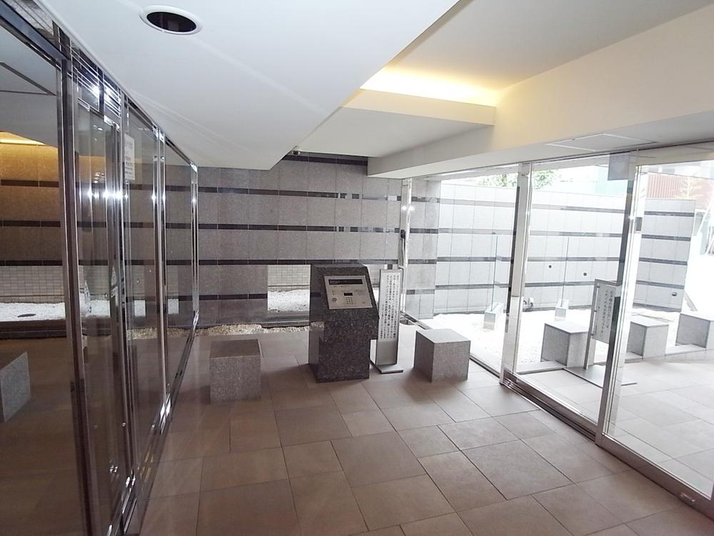 Entrance. Common areas