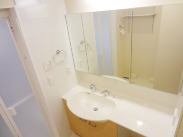 Washroom. Mirror is the easy-to-use wash basin large