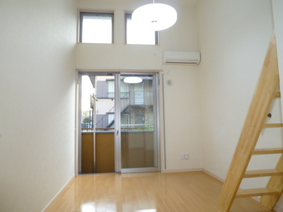 Living and room. Flooring warmth of wood friendly ☆ The window is also large, bright room ☆ 