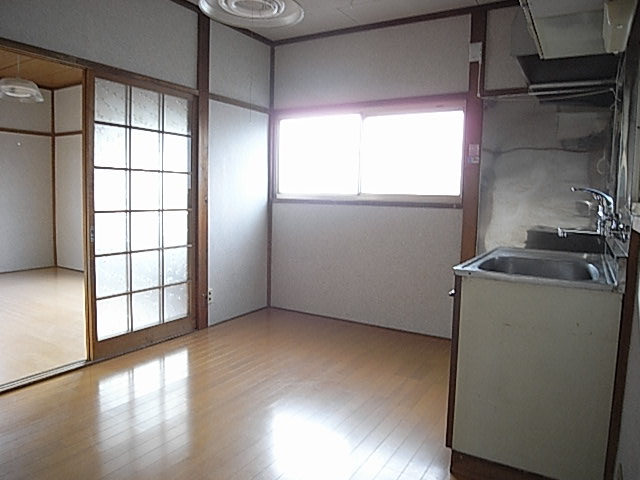 Living and room. There is a window in the kitchen. It is ventilation Yoshi