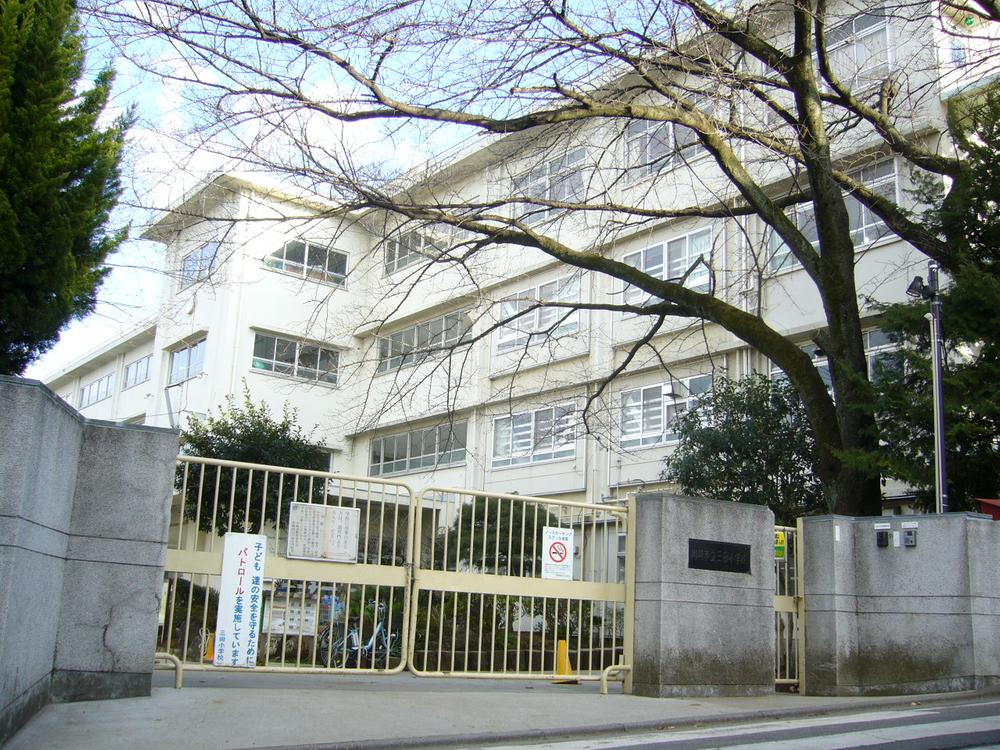 Primary school. Kawasaki Municipal Ikuta 100m up to elementary school