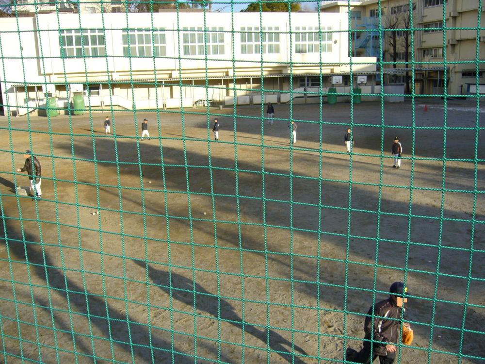 Primary school. Ikuta you doing elementary school ground boy baseball Sunday.