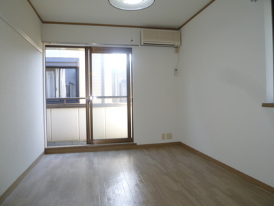 Living and room. It is with a room air conditioner ☆  ☆ 