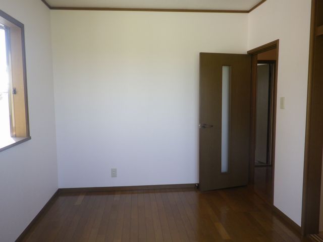 Living and room. Veranda side is a Japanese-style room. It is warm and nice