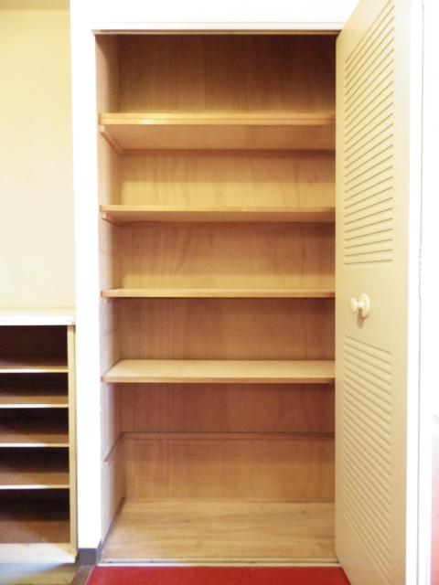 Receipt. Located in the entrance hallway is a storage space.