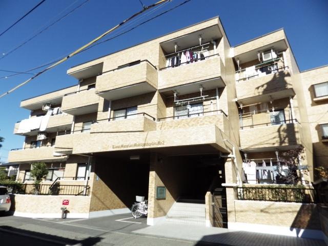 Local appearance photo. Because there is no building that blocks the light in front of the eye, Day is good.