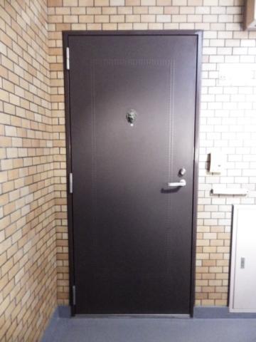 Entrance. It blocks the sound from the outside at the firm door.