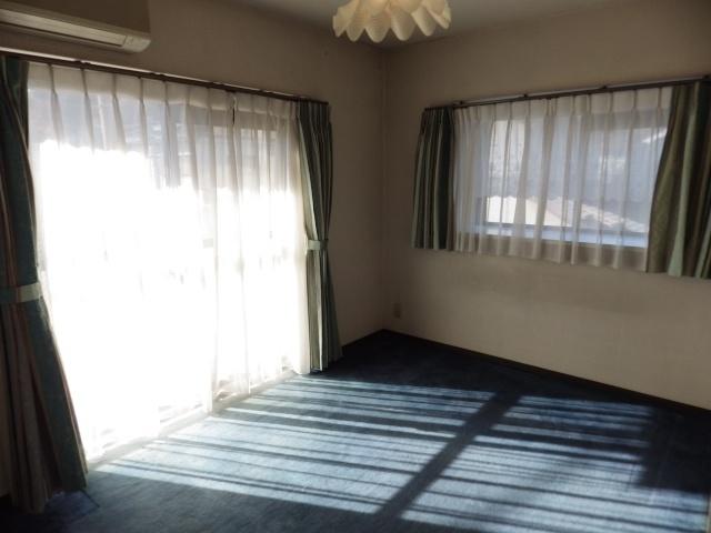 Non-living room. About six quires of Western-style.