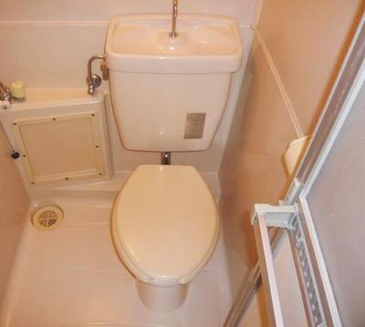 Toilet. bus ・ Toilet sharing! There is sufficient space!