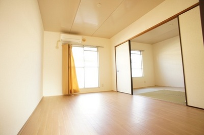 Living and room. It is a beautiful room with air conditioning ☆