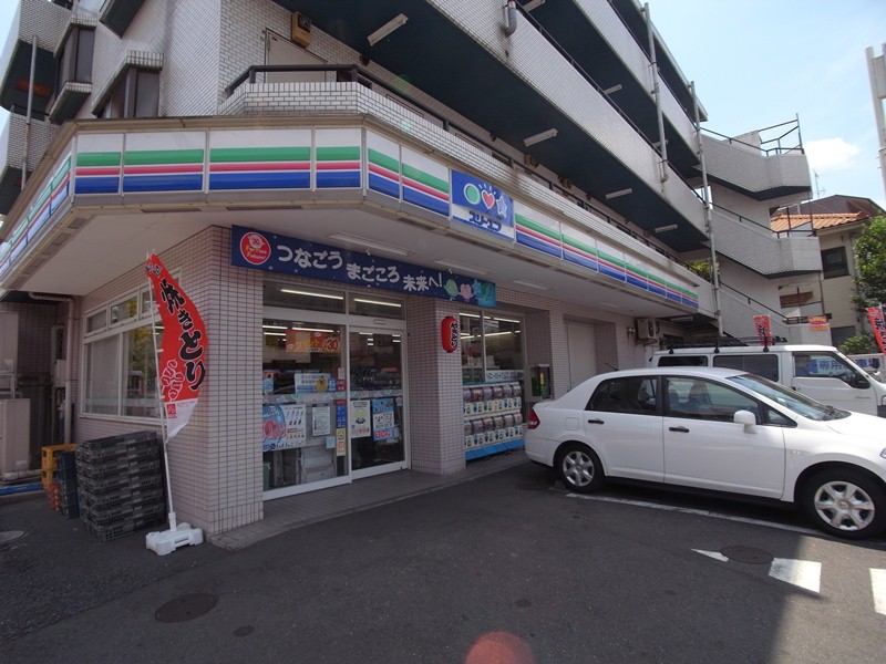 Convenience store. Three F Kawasaki Nakano Island 3-chome up (convenience store) 468m