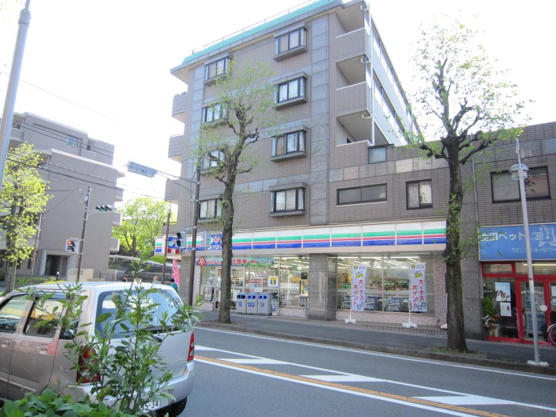 Convenience store. Three F (convenience store) to 200m