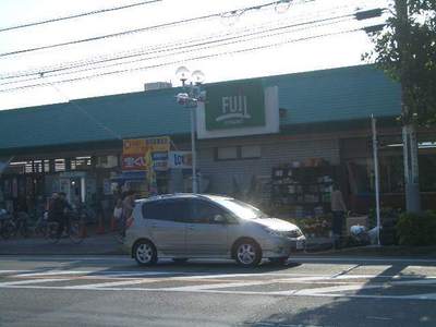 Supermarket. 250m to Fuji Super (Super)