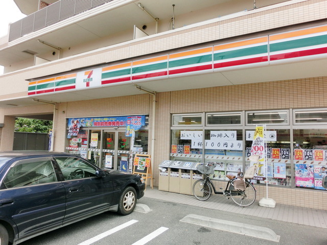 Convenience store. 650m to Seven-Eleven (convenience store)