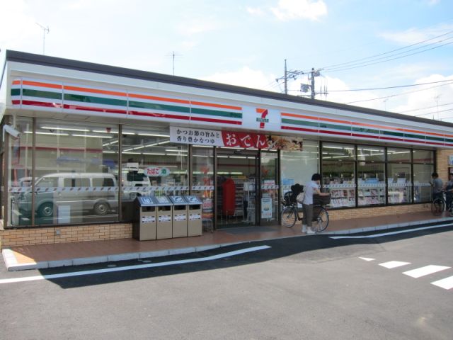 Convenience store. 490m to Seven-Eleven (convenience store)