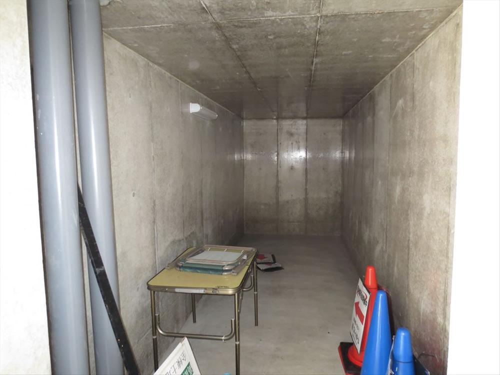 Receipt. 9 Building underground garage in the storeroom space