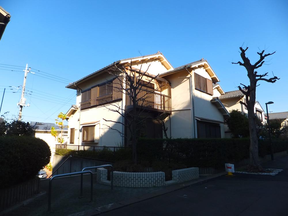 Local appearance photo. South, North, There is a very open feeling in the West three-sided road. Housing Corporation is recommended of the living environment in child-rearing in the old subdivision. 