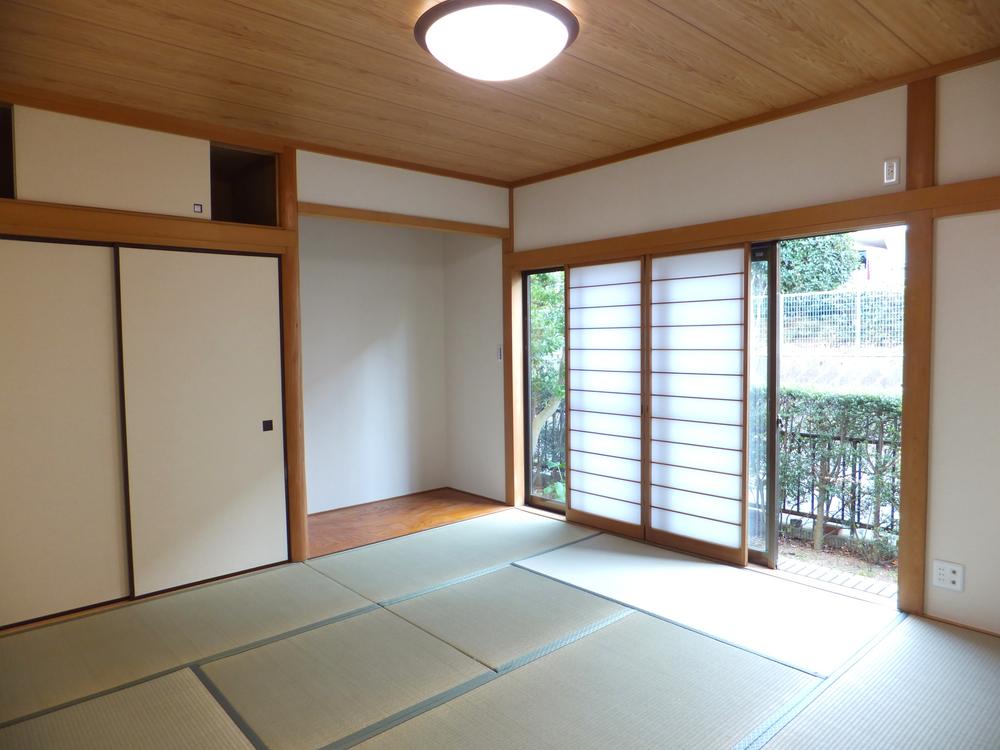 Non-living room. It is a Japanese-style room with a 8 pledge of room overlooking the south side of your garden.
