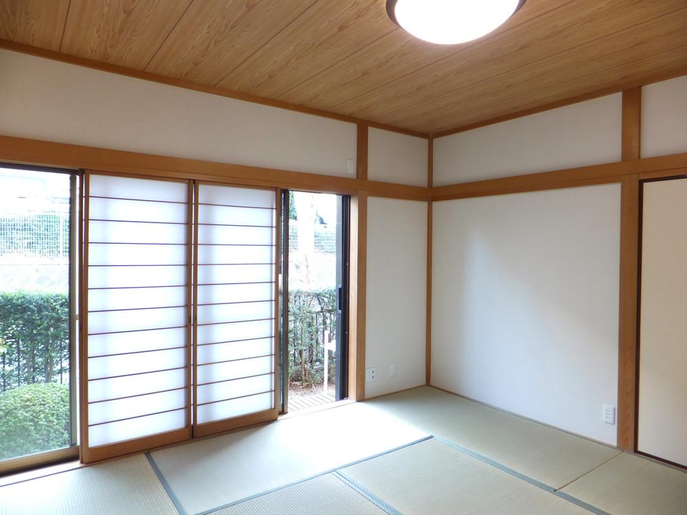 Non-living room. It is a Japanese-style room with a 8 pledge of room overlooking the south side of your garden.