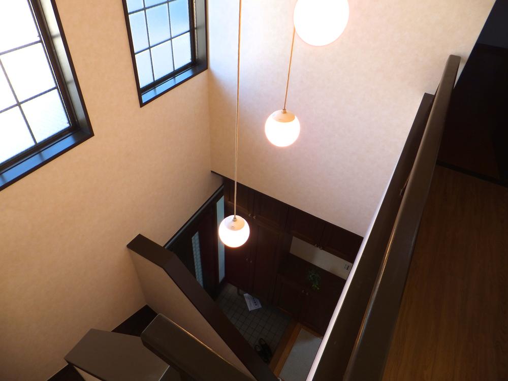 Other introspection. Entrance of the atrium is very airy. Want from the stairs.