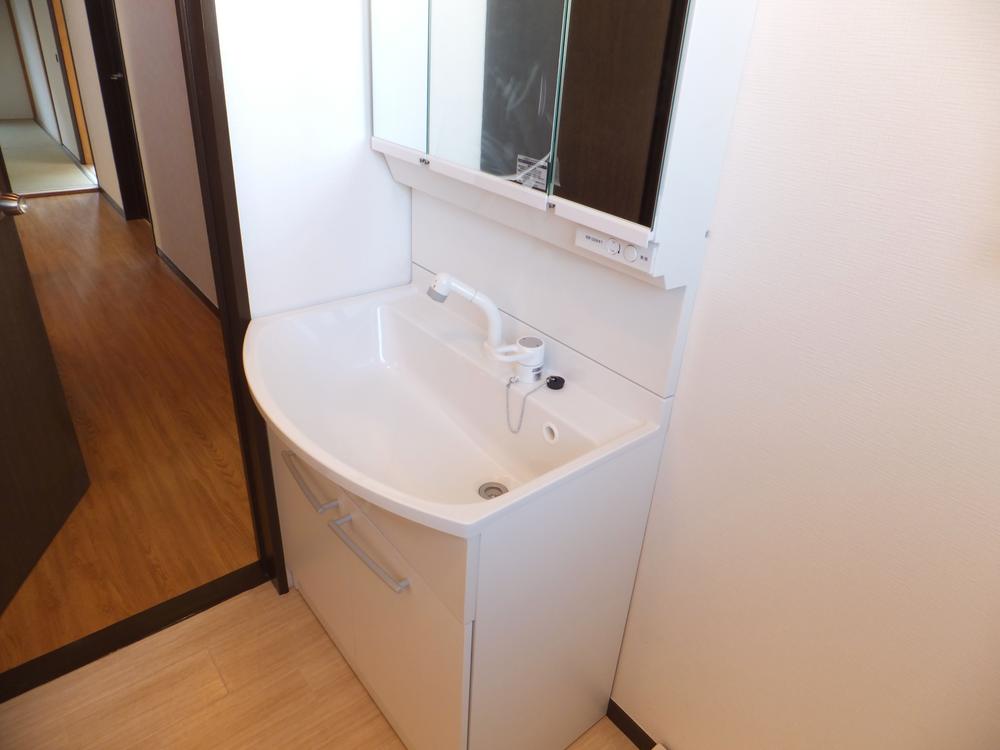 Wash basin, toilet. Storage capacity is preeminent in the wash basin of the triple mirror type.