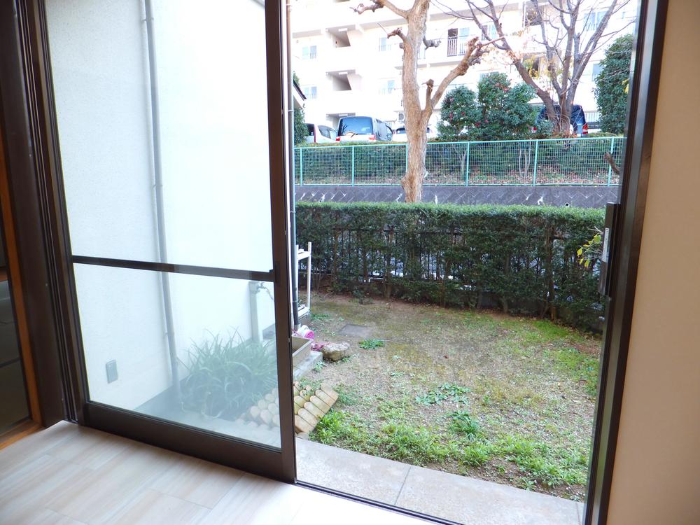 View photos from the dwelling unit. It is a view of the garden from the Japanese-style room. 