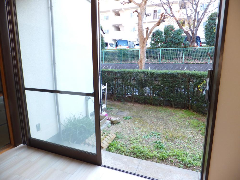 View photos from the dwelling unit. It is a view of the garden from the Japanese-style room.