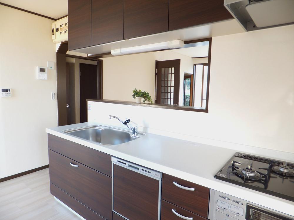 Kitchen. The kitchen is already a new exchange. It will be able to watch the children while making the dishes at the counter kitchen.