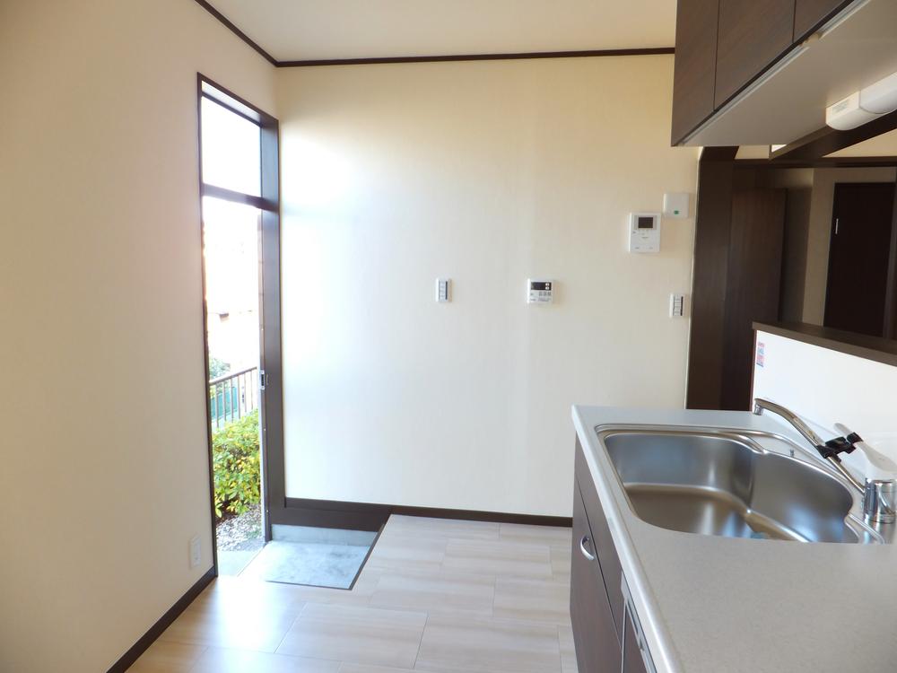 Kitchen. Back door is wonderful. The kitchen is already a new exchange. It will be able to watch the children while making the dishes at the counter kitchen.