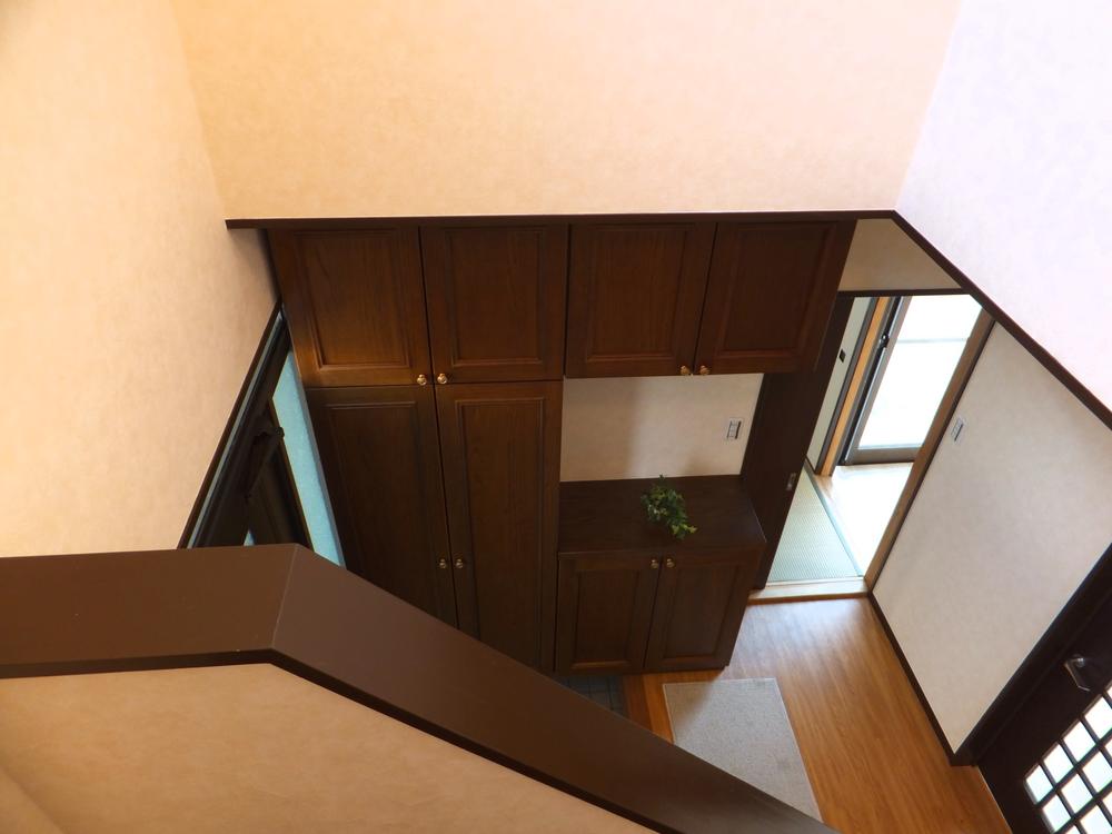 Other introspection. Entrance of the atrium is very airy. Want from the stairs.