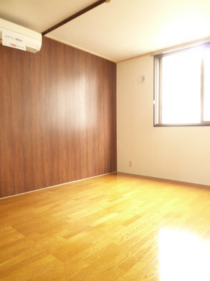 Living and room. It was renovated 2013. 