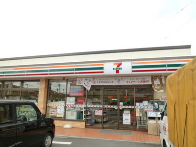 Convenience store. 900m to Seven-Eleven (convenience store)