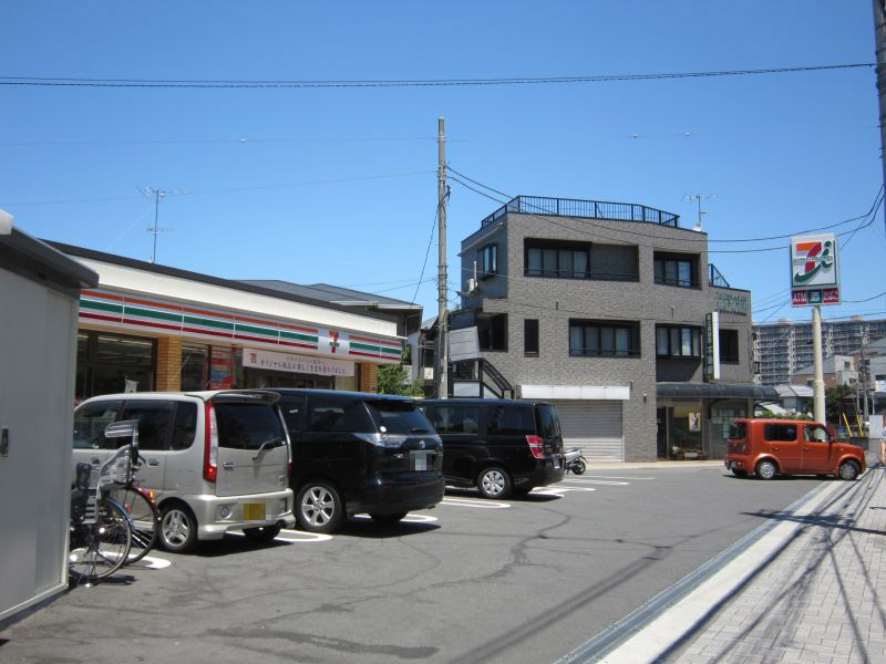 Convenience store. 450m to Seven-Eleven (convenience store)