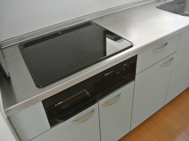 Kitchen. Dishes in the 3-necked IH heater ・ Cleaning also Easy!